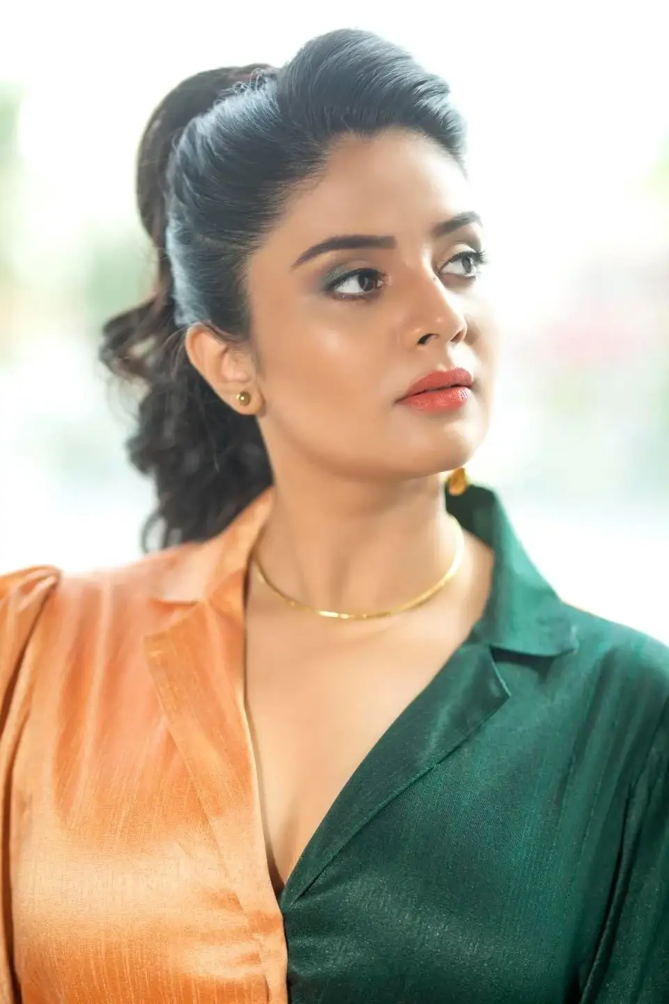 SOUTH INDIAN TELEVISION ACTRESS SREEMUKHI IN LONG GREEN GOWN 4